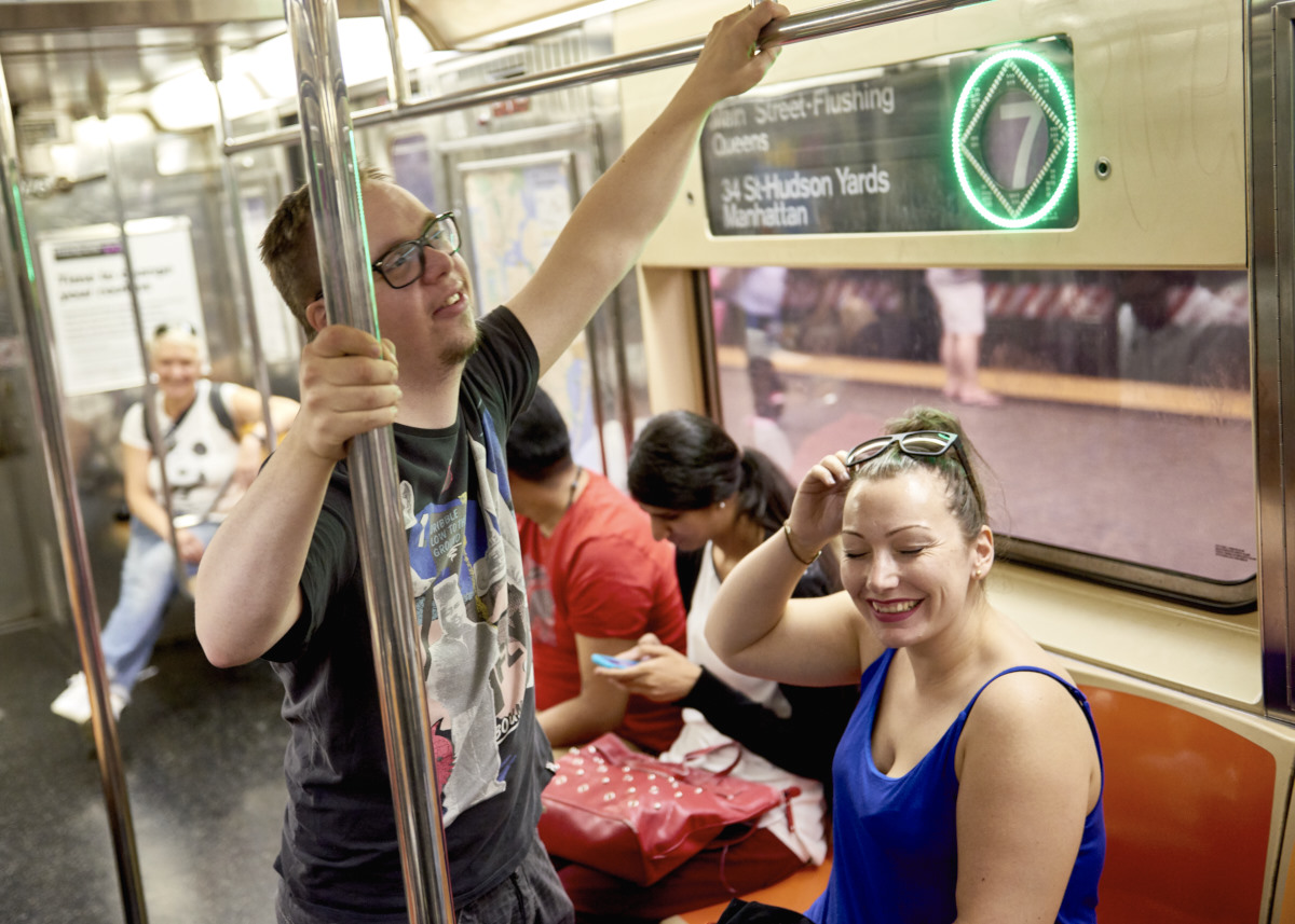 Die beiden Protagonisten aus dem ersten Bild befinden sich nun die einer New Yorker U-Bahn. Beide habe viel Spaß .