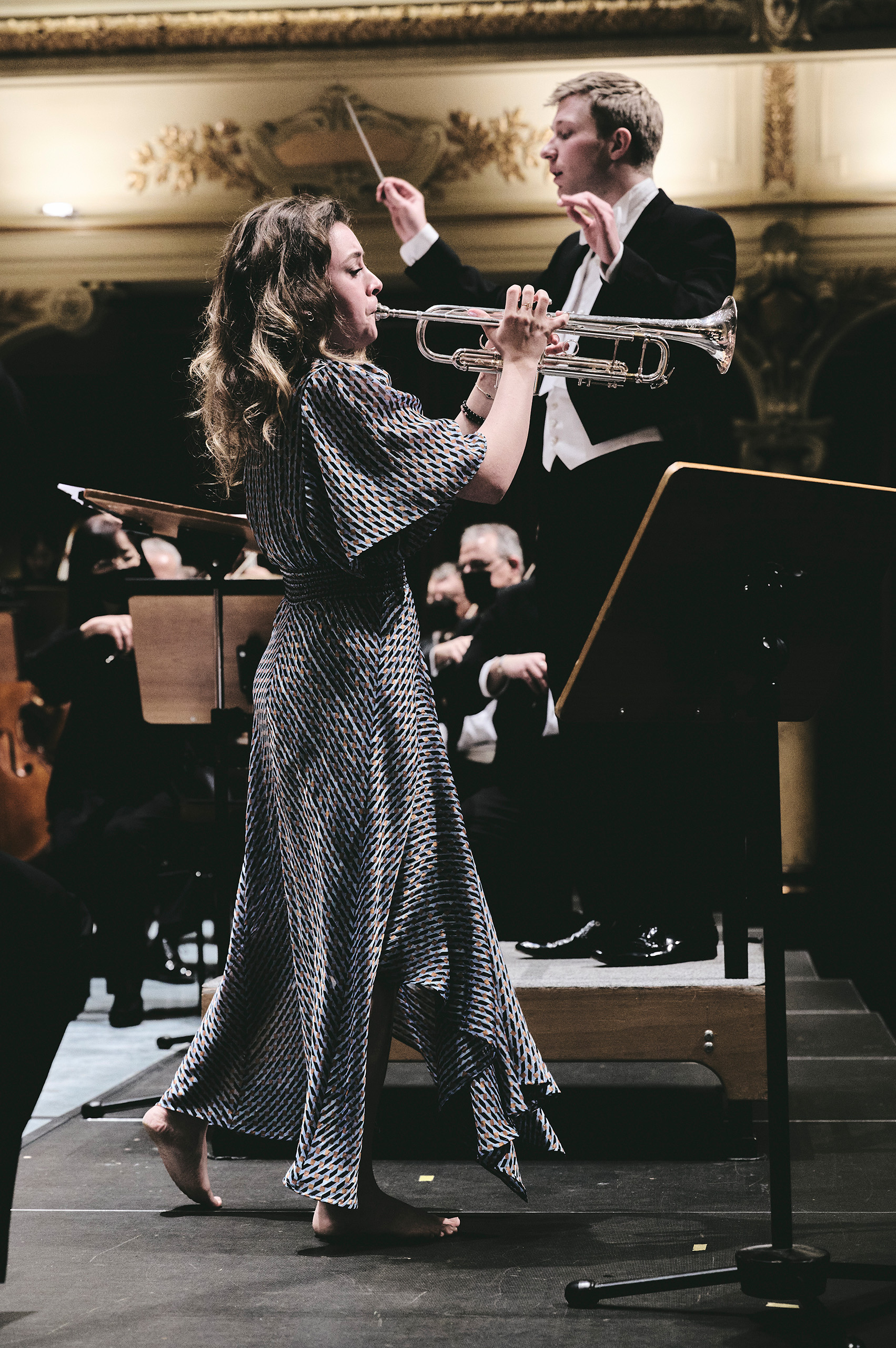 Die Trompeterin Lucienne Renaudin Vary steht barfuss auf der Bühne der Stadthalle Wuppertal und probt mit dem Sinfonieorchester Wuppertal für ein Konzert.