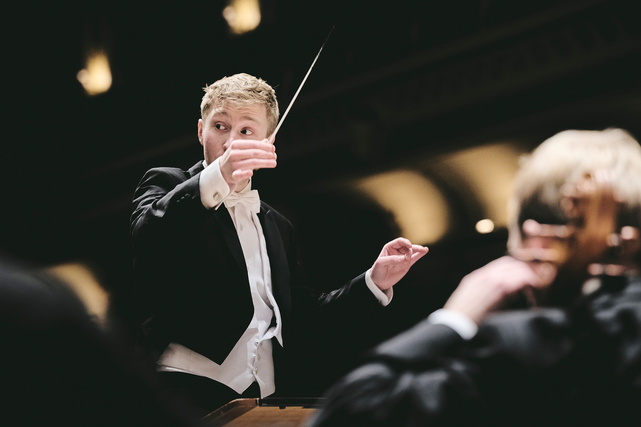 Der Dirigent Patrick Hahn mit Taktstock in der Hand während einer Probe zu seinem Antrittskonzert mit den Sinfonieorchester Wuppertal