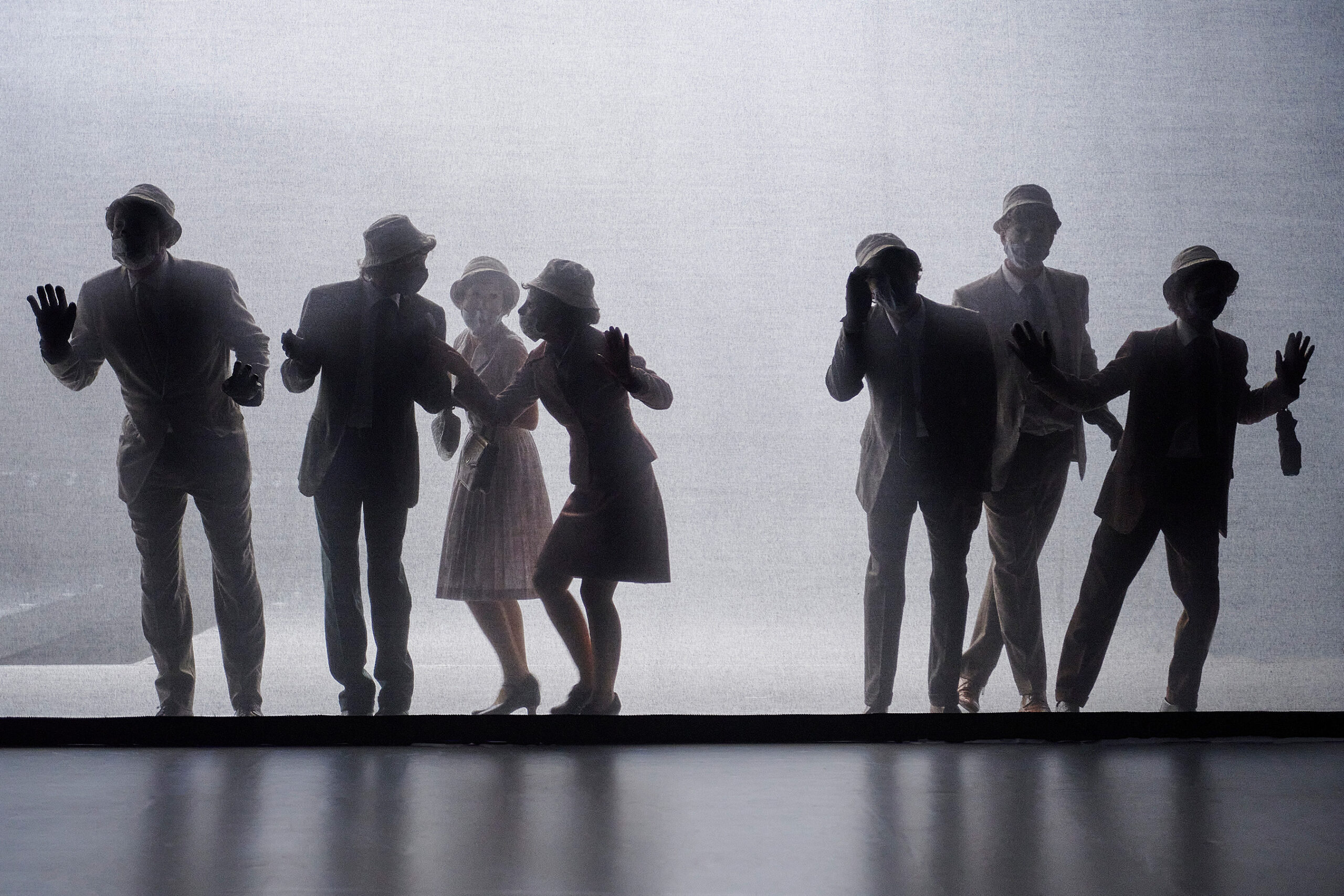 Eine Gruppe von Menschen auf einer Theaterbühne in der Inszenierung von Romeo und Julia am Schauspiel Wuppertal